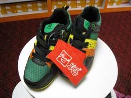 躍享運(yùn)動鞋加盟