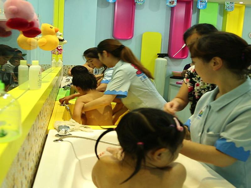 鄰家兒女?huà)胗變河斡攫^