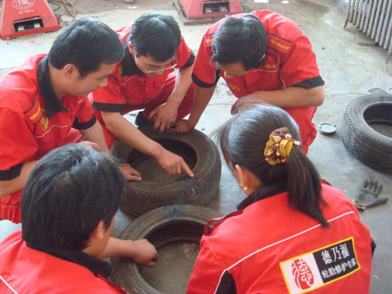 德乃福輪胎輪轂維修