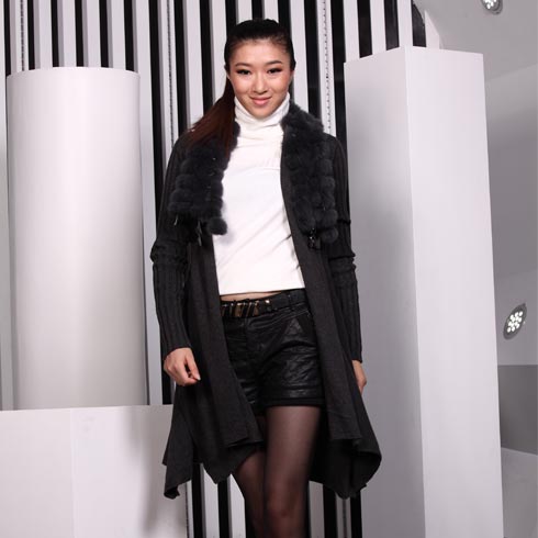 伊采妮寬松長(zhǎng)款開衫毛領(lǐng)毛衣