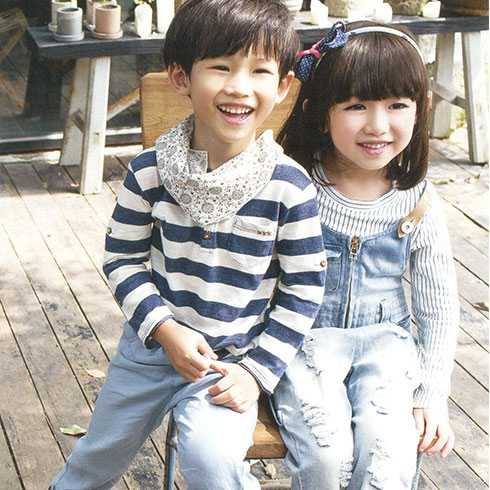 今明娃娃童裝產(chǎn)品-?；晟罈l紋T恤背帶牛仔褲