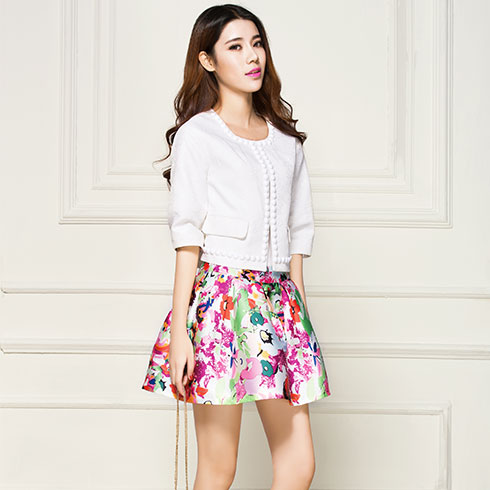 阿珍妮女裝產(chǎn)品-阿珍妮小香風白色外衣亮色短裙