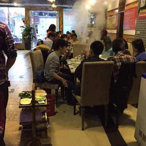 新時(shí)器石鍋魚(yú)店內(nèi)