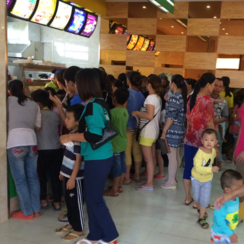 洛克漢堡顧客排隊購買