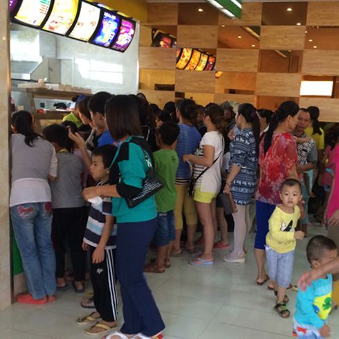 洛克漢堡顧客排隊(duì)購(gòu)買