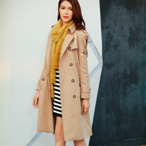 金蝶茜妮女裝-時尚百搭經(jīng)典雙排扣風(fēng)衣