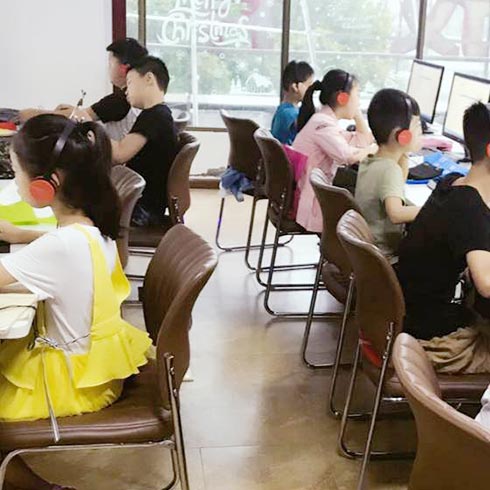 順勢(shì)智能英語(yǔ)教育-學(xué)生學(xué)習(xí)討論場(chǎng)景